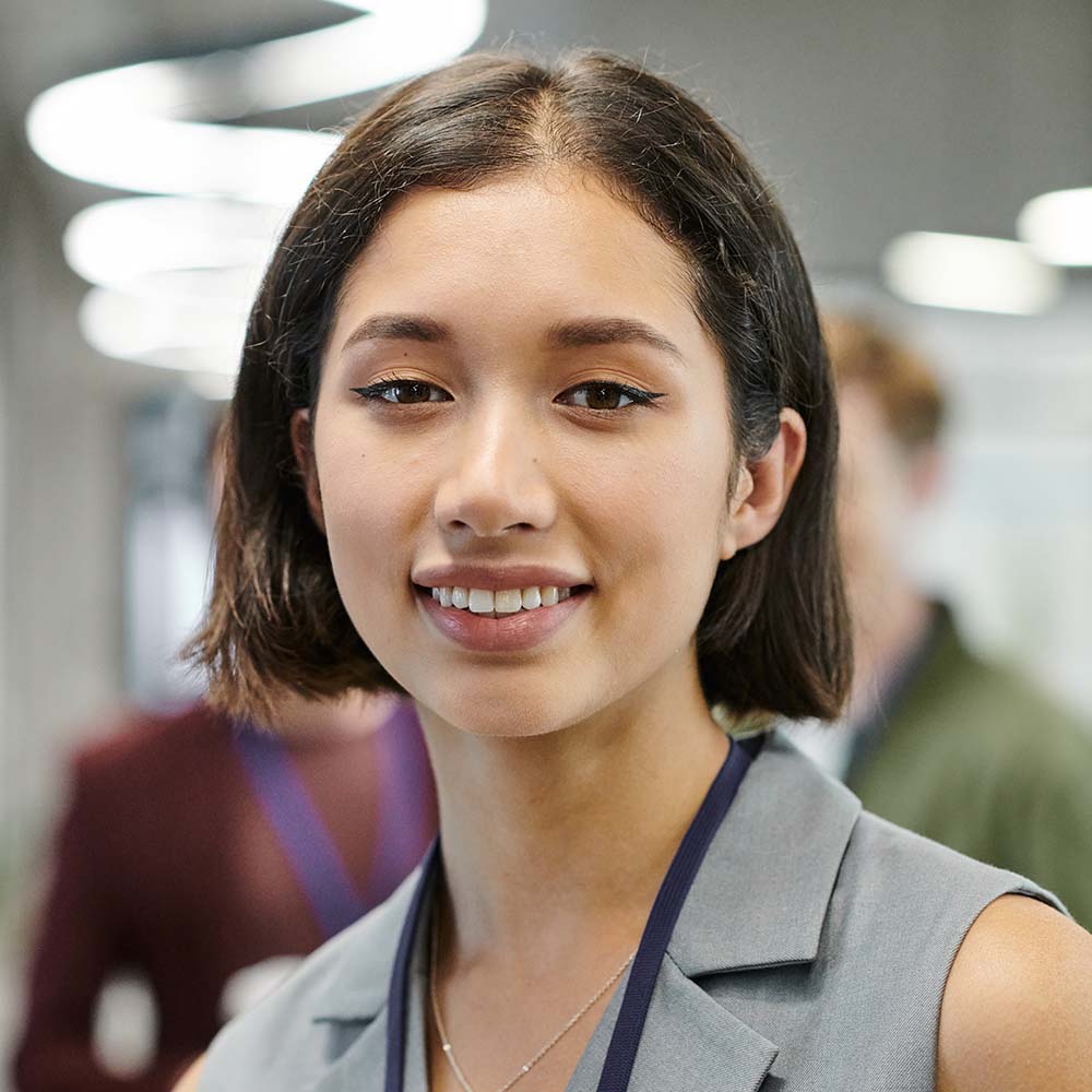 portrait of joyful brunette businesswoman looking X38S4W4